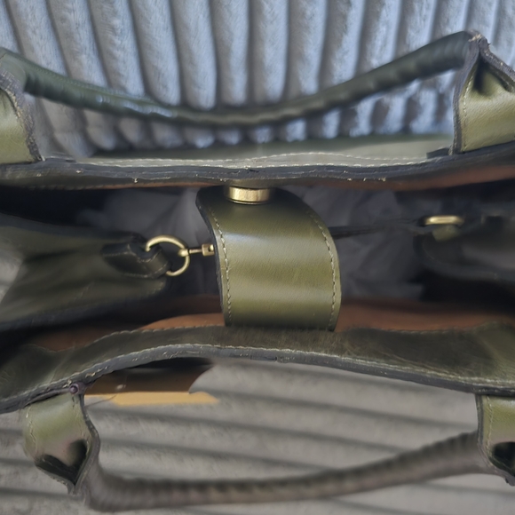 Elegant Olive Green Leather Tote Bag - Picture 5 of 12